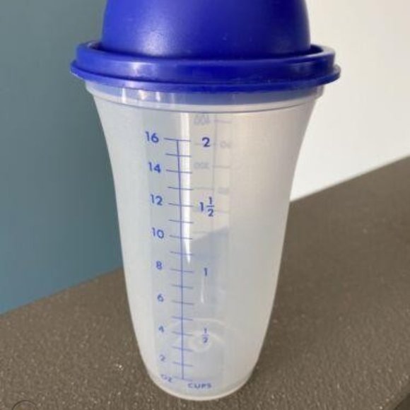 Tupperware Quick Shake 16 Ounce - Picture 4 of 5